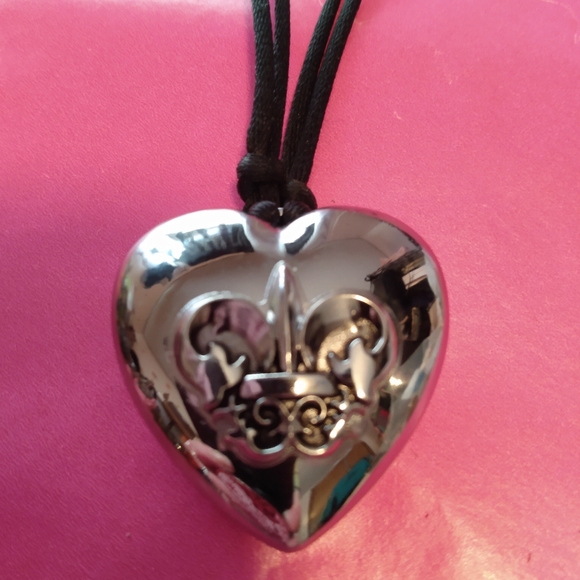 Gorgeous Fergie (mark.) necklace! - Picture 3 of 10